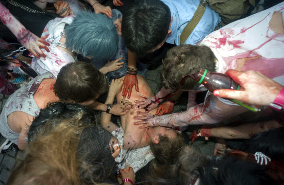 24일(현지시간) 체코 프라하에서 열린 ‘좀비 워크(Zombie Walk) 축제’의 기괴한 좀비 분장을 한 참가자들 ⓒ AFPBBNews=News1