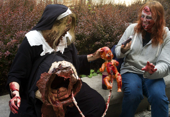 24일(현지시간) 체코 프라하에서 열린 ‘좀비 워크(Zombie Walk) 축제’의 기괴한 좀비 분장을 한 참가자들 ⓒ AFPBBNews=News1