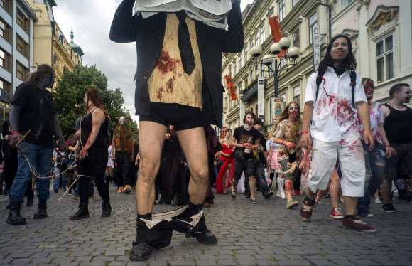24일(현지시간) 체코 프라하에서 열린 ‘좀비 워크(Zombie Walk) 축제’의 기괴한 좀비 분장을 한 참가자들 ⓒ AFPBBNews=News1