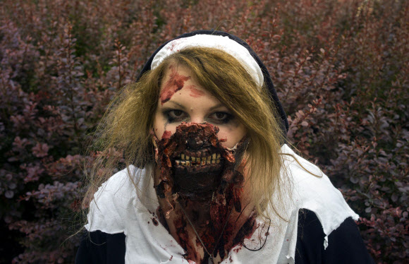 24일(현지시간) 체코 프라하에서 열린 ‘좀비 워크(Zombie Walk) 축제’의 기괴한 좀비 분장을 한 참가자들 ⓒ AFPBBNews=News1