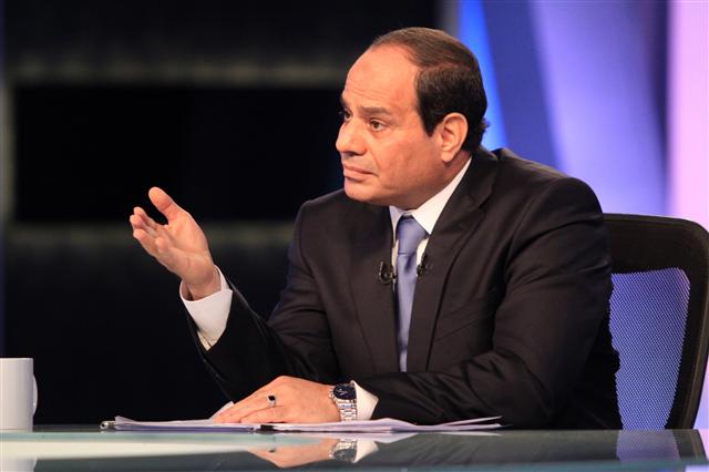 26일(현지시간)과 27일 치러질 이집트 대선에서 당선이 확실시되는 압둘팟타흐 시시 전 국방장관이 지난 4일 카이로의 한 방송국에서 출마를 선언한 뒤 첫번째 인터뷰를 하고 있다. 카이로 AFP 연합뉴스