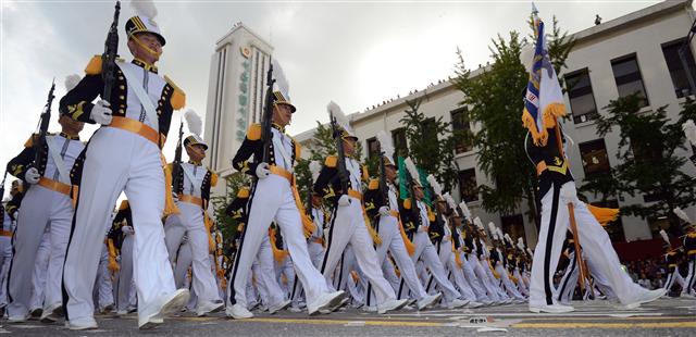 지난해 10월 1일 ‘제 65회 국군의 날’을 맞아 해군사관학교 생도들이 행진을 하고 있다. 서울신문 포토라이브러리