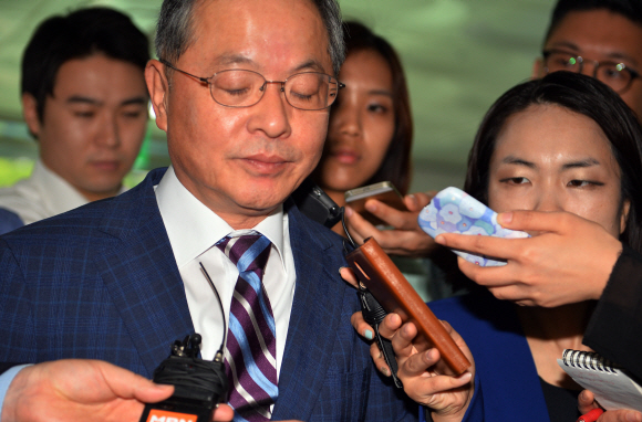 안대희 국무총리 후보자가 27일 서울 종로구 정부서울청사 창성동 별관에 마련된 후보자 사무실로 출근하던 중 취재진의 질문에 잠시 눈을 감은 채 생각을 하고 있다. 안 후보자는 지난 1년간 변호사로 활동하며 늘어난 재산 11억원을 사회에 환원하겠다고 밝혔다. 