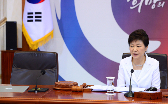 박근혜 대통령이 27일 국무회의에서 교육·사회·문화 부총리 신설 등을 주요 내용으로 하는 정부조직개편안을 설명하고 있다. 