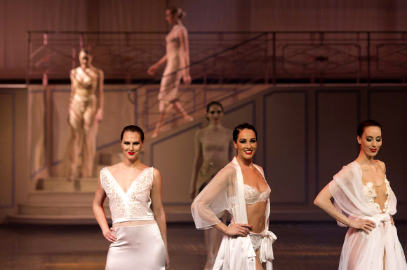 27일(현지시간) 프랑스 파리에서 열린 ‘프렌치 르자비 란제리하우스’ 창립 130주년 기념 패션쇼에서 아찔한 화이트 색상 속옷을 입은 모델 ⓒ AFPBBNews=News1