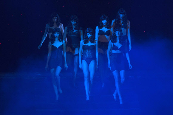 27일(현지시간) 프랑스 파리에서 열린 ‘프렌치 르자비 란제리하우스’ 창립 130주년 기념 패션쇼에서 검은 란제리를 입고 워킹중인 모델들 ⓒ AFPBBNews=News1