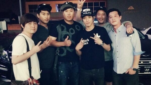 28일(한국시간) LA다저스스타디움에서 애국가를 제창한 정용화(오른쪽)와 류현진 선수<br>사진출처=류현진 트위터