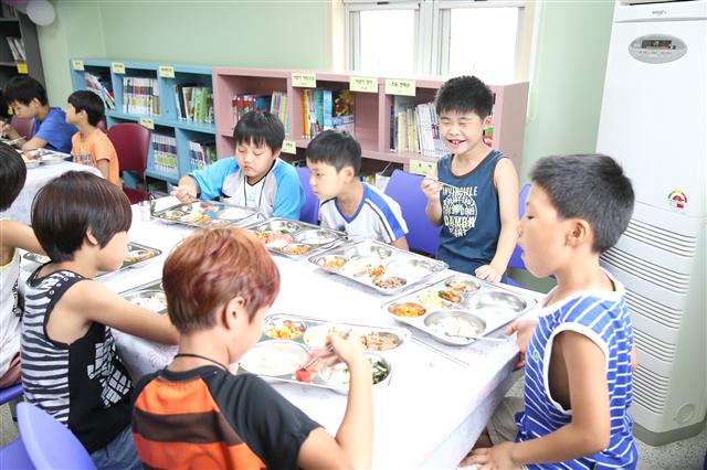 어린이들이 한국토지주택공사(LH)에서 2005년부터 사회공헌활동으로 진행하는 ‘엄마손 밥상’을 통해 제공받은 급식을 먹고 있다.  LH 제공