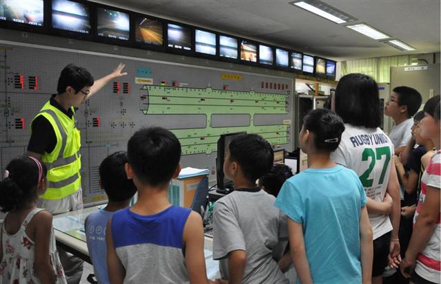 한국도로공사의 ‘친환경 고속도로 체험학습 교실’에 참가한 어린이들이 공사 관계자로부터 설명을 듣고 있다.  한국도로공사 제공