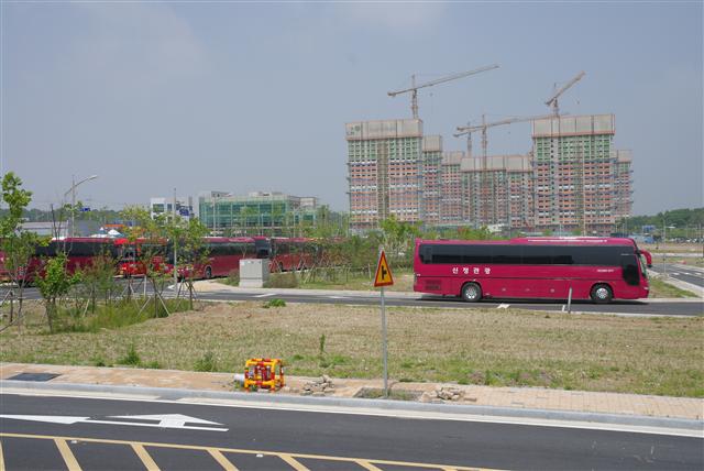 수도권에서 아직 이사를 오지 않은 한국가스안전공사 직원들을 위해 통근버스가 길가에 줄지어 서 있다.