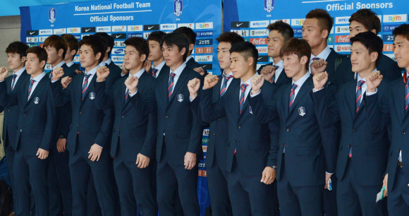 홍명보(앞줄 왼쪽에서 네 번째) 감독을 비롯한 축구 국가대표팀이 30일 인천국제공항 출국장에서 미국 마이애미로 떠나면서 브라질월드컵에서의 선전을 다짐하고 있다. 도준석 기자 pado@seoul.co.kr