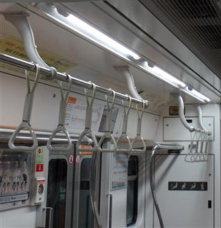 서울 지하철 3호선 객차에 높은 손잡이와 낮은 손잡이가 번갈아 설치돼 있다.
