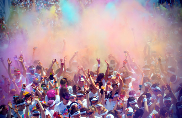 1일(현지시간) 독일 베를린에서 열린 컬러런(Colour Run) 참가자들이 색깔있는 가루를 맞으며 즐거워하고 있다. ⓒ AFPBBNews=News1