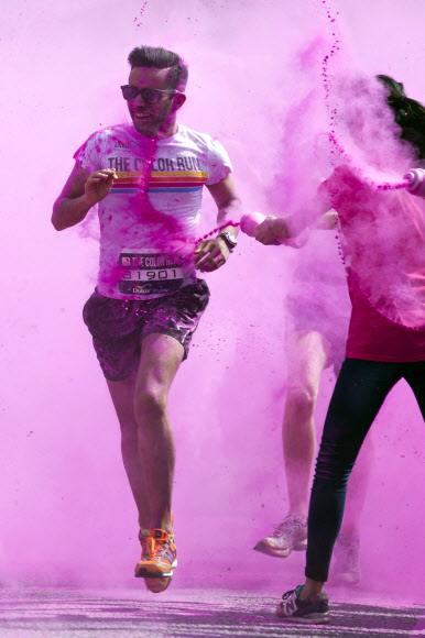 1일(현지시간) 영국 런던의 웸블리 스타디움에서 열린 컬러런(Colour Run)에 참가한 참가자들이 형형색색의 가루를 맞으며 달리고 있다. ⓒ AFPBBNews=News1