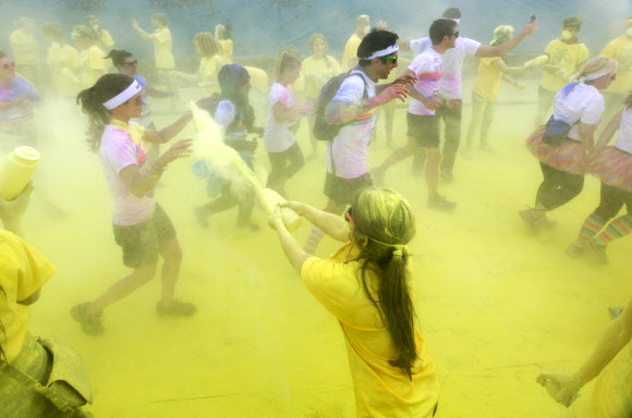 1일(현지시간) 영국 런던의 웸블리 스타디움에서 열린 컬러런(Colour Run)에 참가한 참가자들이 노란색 가루를 맞으며 달리고 있다. ⓒ AFPBBNews=News1
