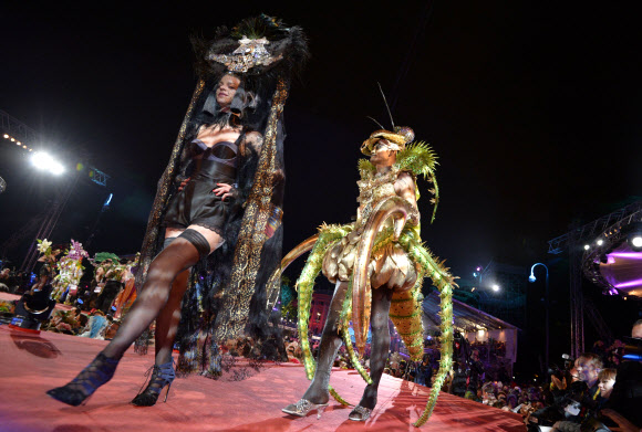 지난 31일(현지시간) 오스트리아 비엔나 시청에서 열린 ‘제22회 라이프볼(Life Ball) 에이즈 자선 행사’의 오프닝 세레머니 ⓒ AFPBBNews=News1