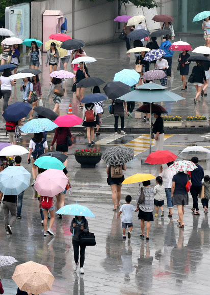 전국적으로 비가 내린 2일 오후 서울 서대문구 이화여대에서 학생들과 시민들이 우산을 쓴 채 걸어가고 있다.  연합뉴스