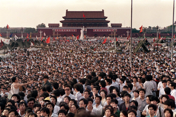 1989년 6월 2일 베이징 톈안먼광장이 민주주의를 요구하는 시민들로 인산인해를 이루고 있다.  베이징 AFP 연합뉴스