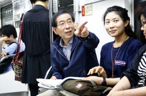 지방선거를 하루 앞둔 3일 박원순 새정치민주연합 서울시장 후보가 강동구 고덕동 고덕차량기지를 방문한 뒤 아침 첫 열차를 타고  출근하는 시민들과 대화를 하고 있다.  연합뉴스