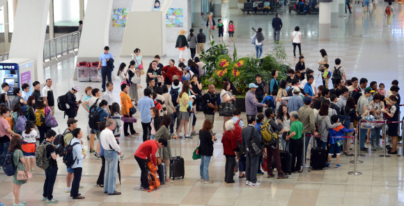 6.4지방선거 및 황금 연휴를 앞둔 3일 오후 시민들이 여행을 떠나기 위해 김포공항에서 길게 줄을 서고 있다.  도준석기자 pado@seoul.co.kr