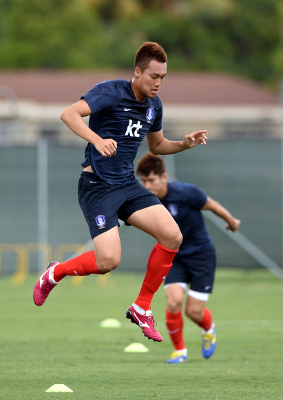 2014 브라질월드컵 축구국가대표팀의 김신욱이 3일 오전(한국시간) 미국 플로리다주 마이애미의 세인트 토마스 대학교 운동장에서 훈련을 하면서 점프를 하고 있다.  사진=스포츠서울닷컴