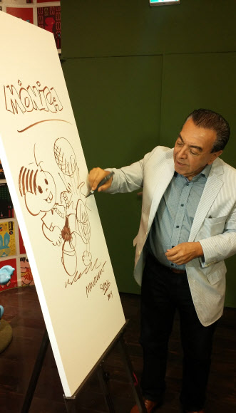 ‘남미의 월트 디즈니’로 불리는 만화가 마우리시우 지 소우자가 자신이 만든 캐릭터 ‘모니카’를 그려 보이고 있다. 그는 “아이들에게 삶을 긍정하는 기쁨을 줘야 한다”고 역설했다.  연합뉴스