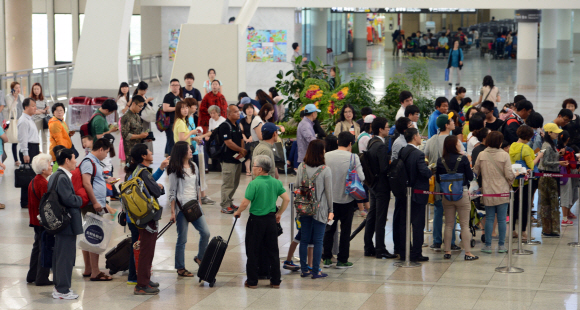 황금연휴 앞둔 김포공항 ‘북적’ 