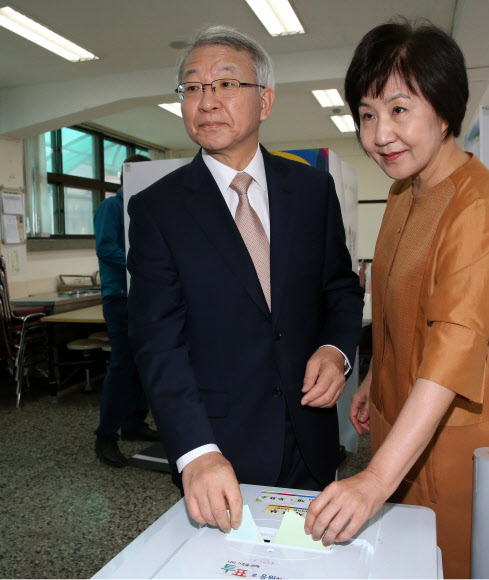 투표하는 양승태 대법원장 내외