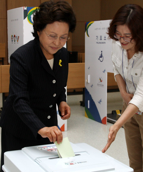 투표하는 권양숙 여사