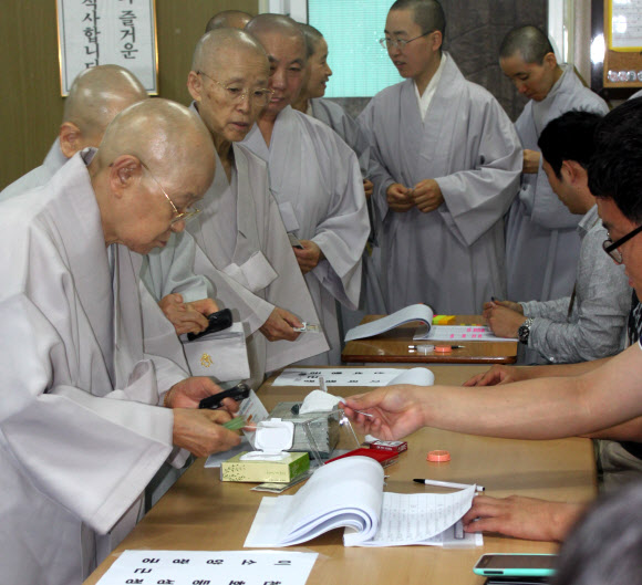 소중한 한표 위해 줄 지어선 비구니 스님들