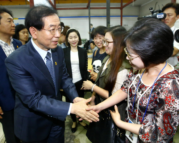 자원봉사자들과 인사하는 박원순 후보