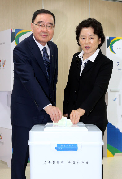 투표하는 정홍원 국무총리