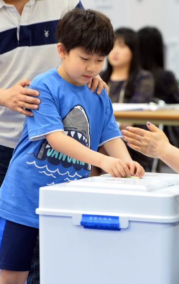 6·4 지방선거 투표일인 4일 유권자들이 서울 여의도동 제2투표소가 설치된 여의도 여자 고등학교에서 투표를 하고 있다. 박윤슬기자 seul@seoul.co.kr