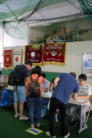 실내 야구 훈련장에 설치된 투표소