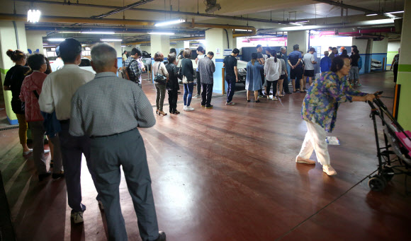 지하 주차장 속 투표소