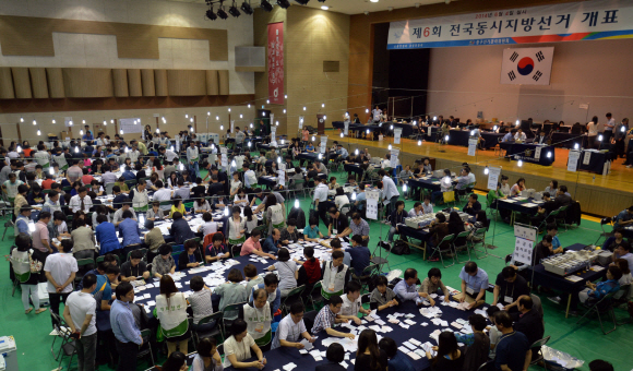 4일 서울 중구 중구구민회관에서 중구선거관리위원회 관계자들이 6.4지방선거 투표지를 개표하고 있다.  박지환기자 popocar@seoul.co.kr