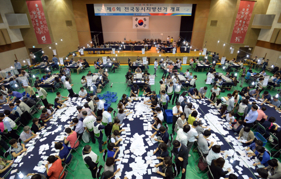 4일 서울 중구 중구구민회관에서 중구선거관리위원회 관계자들이 6.4지방선거 투표지를 개표하고 있다. 박지환기자 popocar@seoul.co.kr