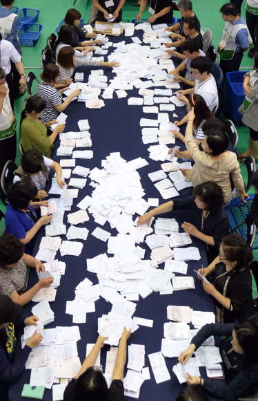 4일 서울 중구 중구구민회관에서 중구선거관리위원회 관계자들이 6.4지방선거 투표지를 개표하고 있다. 박지환기자 popocar@seoul.co.kr