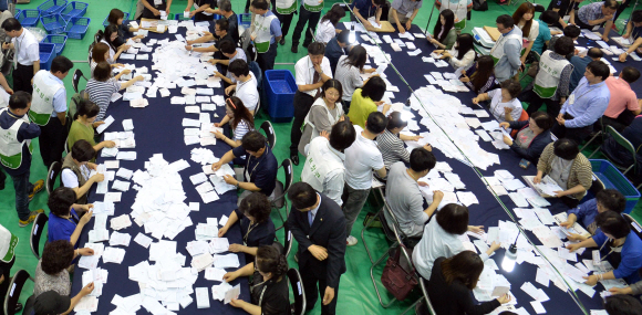 4일 서울 중구 중구구민회관에서 중구선거관리위원회 관계자들이 6.4지방선거 투표지를 개표하고 있다. 박지환기자 popocar@seoul.co.kr