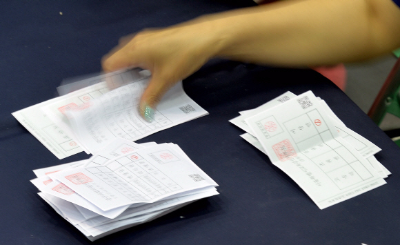 4일 서울 중구 중구구민회관에서 중구선거관리위원회 관계자들이 6.4지방선거 투표지를 개표하고 있다.