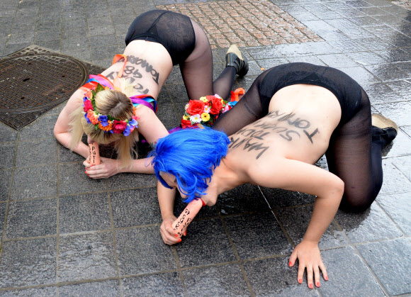 4일(현지시간) 상의탈의를 한 우크라이나 여성인권단체(FEMEN)의 여성회원들이 벨기에 브뤼셀 G7 정상회담이 열리는 유럽의회본부 앞에서 러시아를 반대하는 시위를 하고 있다. ⓒ AFPBBNews=News1