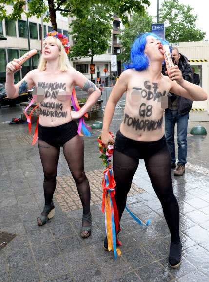 4일(현지시간) 상의탈의를 한 우크라이나 여성인권단체(FEMEN)의 여성회원들이 벨기에 브뤼셀 G7 정상회담이 열리는 유럽의회본부 앞에서 러시아를 반대하는 시위를 하고 있다. ⓒ AFPBBNews=News1