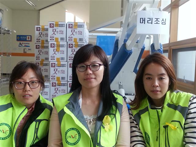 장려진(왼쪽부터), 함성숙, 김양희씨가 6일 전남 진도체육관에서 각오를 다지고 있다.