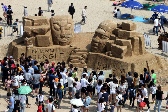 해운대 모래축제 관광객 ‘북적’ 