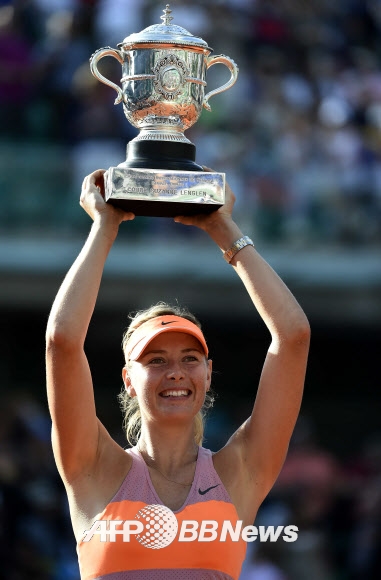 우승컵을 치켜올린 마리야 샤라포바