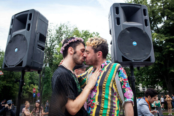 7일(현지시간) 루마니아의 수도 부쿠레슈티(Bucharest)에서 열린 ‘루마니아 게이 페스티발’ 시위 중 두 동성애자가 입맞춤을 하고 있다. ⓒ AFPBBNews=News1
