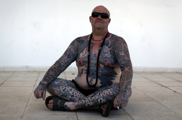 8일(현지시간) 키프로스 남부의 항구도시 리마솔(Limassol)에서 열린 ‘제1회 국제 타투 컨벤션’에서 영국 출신 타투 아티스트 프랑크 맨시드(Ferank Manseed)가 몸에 새긴 문신을 보여주고 있다. ⓒ AFPBBNews=News1  