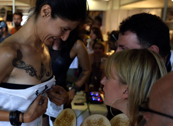 8일(현지시간) 키프로스 남부의 항구도시 리마솔(Limassol)에서 열린 ‘제1회 국제 타투 컨벤션’에서 심사위원단이 가슴 쪽에 새긴 문신을 보여주고 있다. ⓒ AFPBBNews=News1  