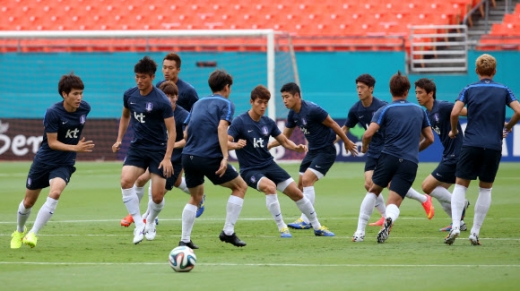 축구대표팀 선수들이 가나와의 평가전을 하루 앞둔 9일 오전(한국시간) 미국 플로리다주 마이애미 선라이프 스타디움에서 가진 공식훈련에서 러닝을 하며 몸을 풀고 있다.<br>연합뉴스