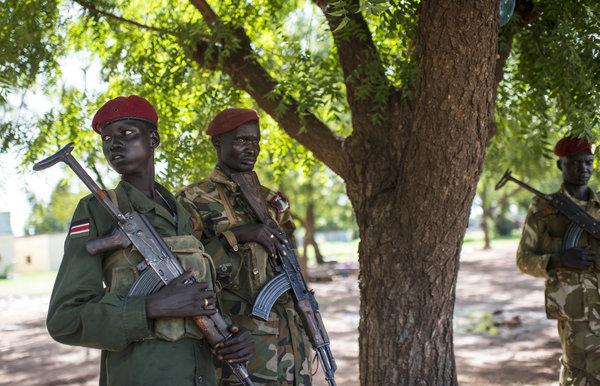 남수단 반군 소속 한 소년병(왼쪽)이 총을 든 채 북부 벤티우 지역의 부대를 지키고 있다.  뉴욕타임스 홈페이지